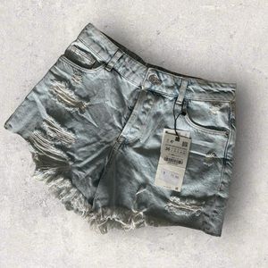 BNWT zara high waisted denim distressed shorts. size 4